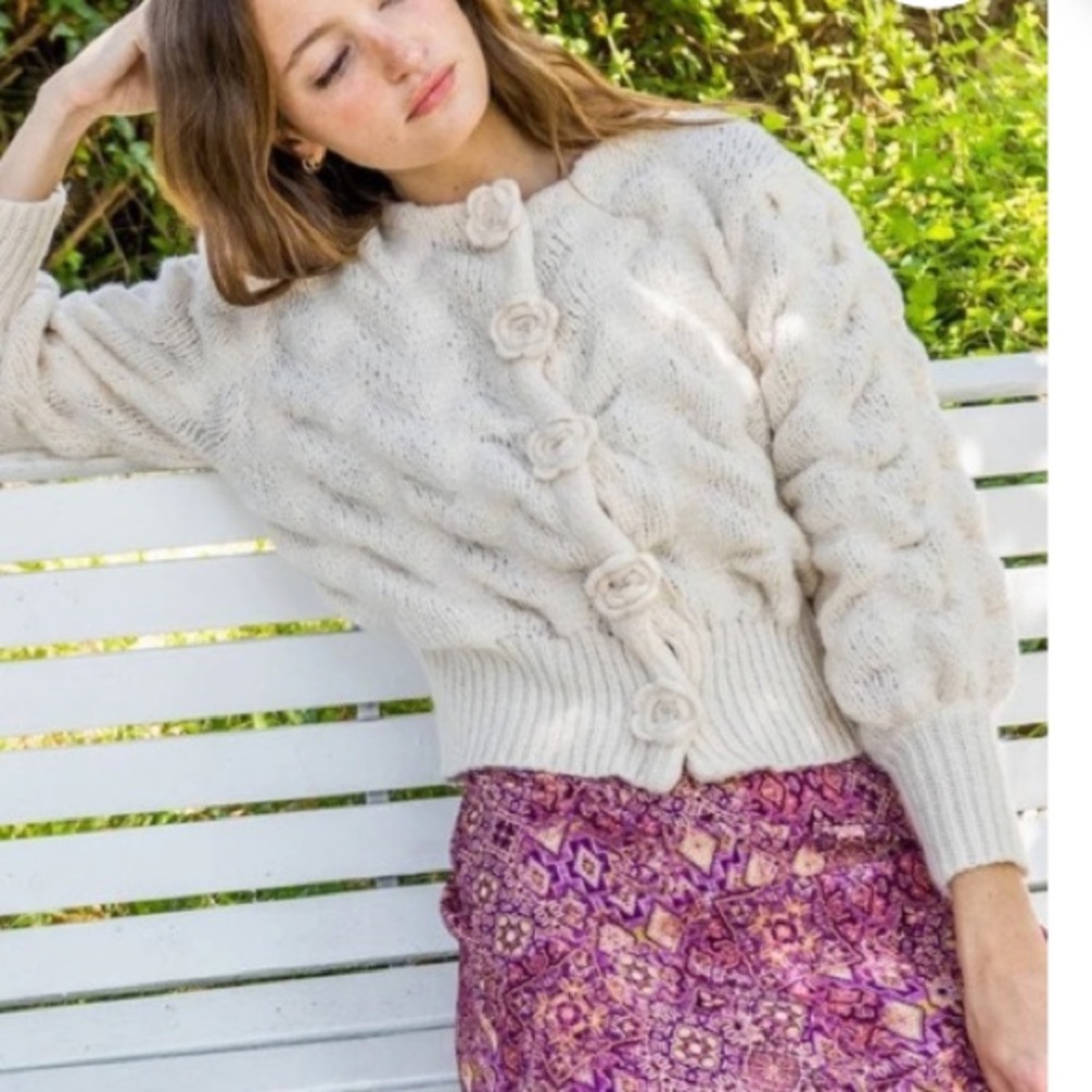 NWT EN Crème Cropped Flower Button Sweater Cardigan ivory ADORABLE 🥰 medium